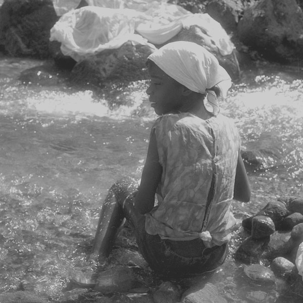 Femmes et enfants à la rivière - Macouba. 1969 